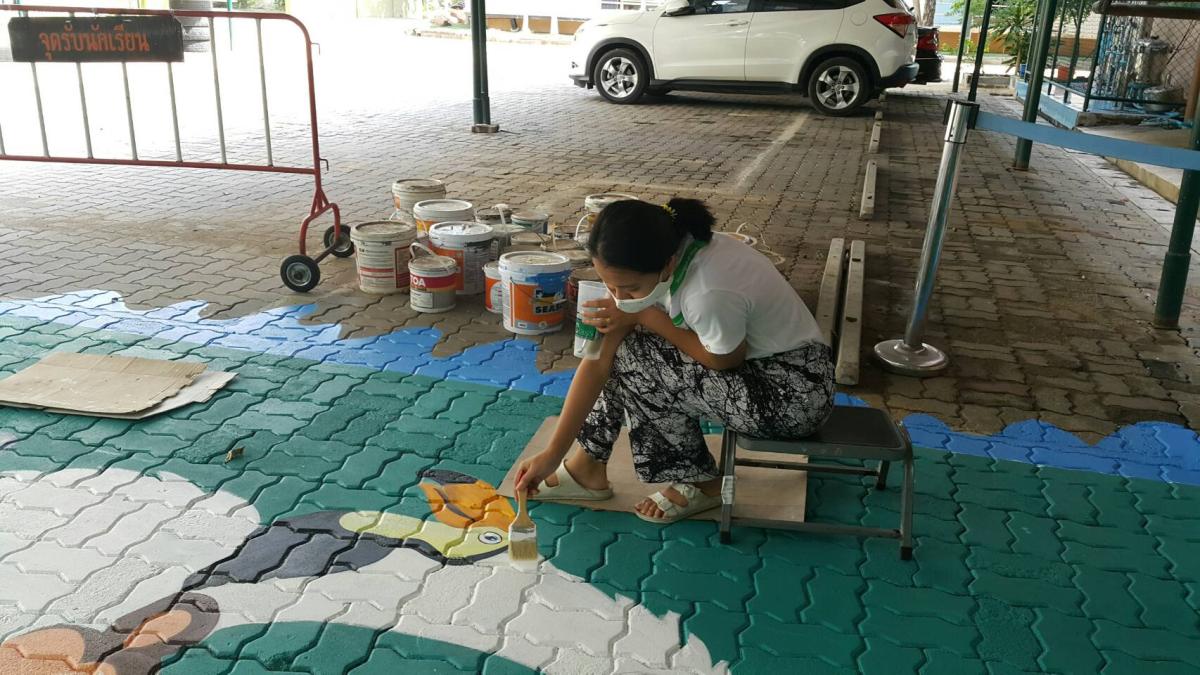 บำเพ็ญประโยชน์ ตกแต่งพื้นถนนลานจอดรถโรงเรียน