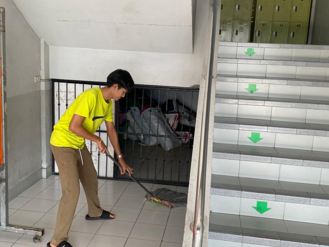 ทำความสะอาดรอบอาคารต้าน COVID - 19