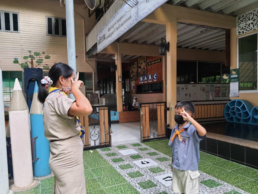 สอนลูกเสือบีเวอร์ทำความเคารพ