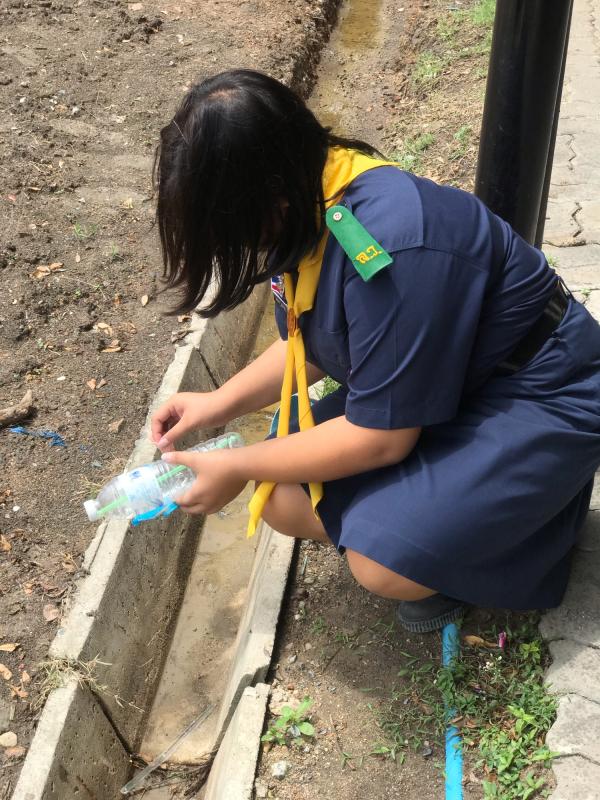 เก็บขยะบำเพ็ญประโยชน์บริเวณสถานศึก