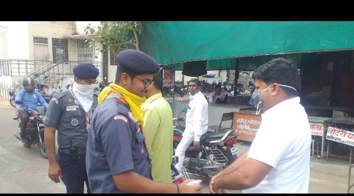 कोरोना वाइरस में लोगों को sanitizer करते हुए