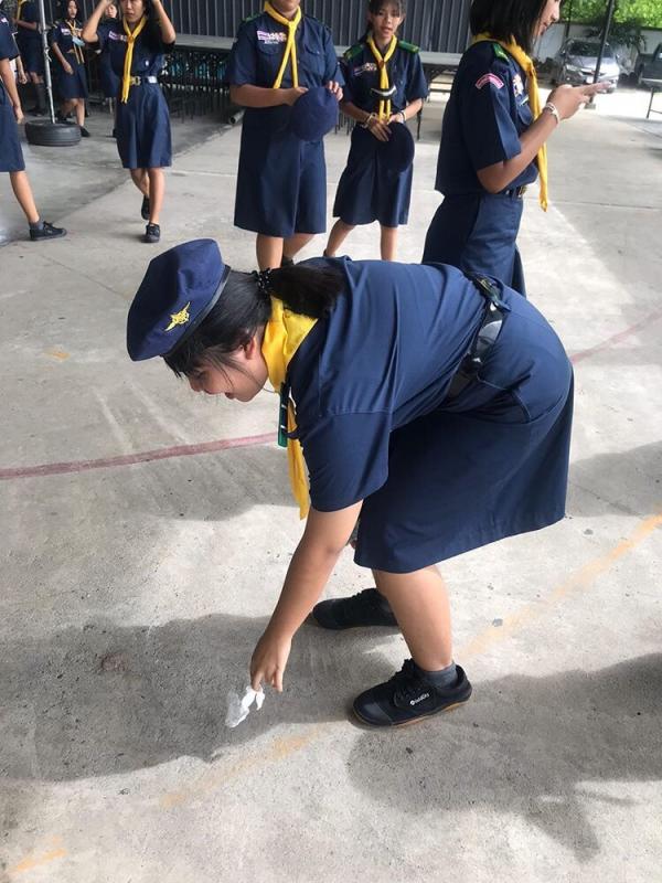 เก็บขยะบริเวณโรงเรียน