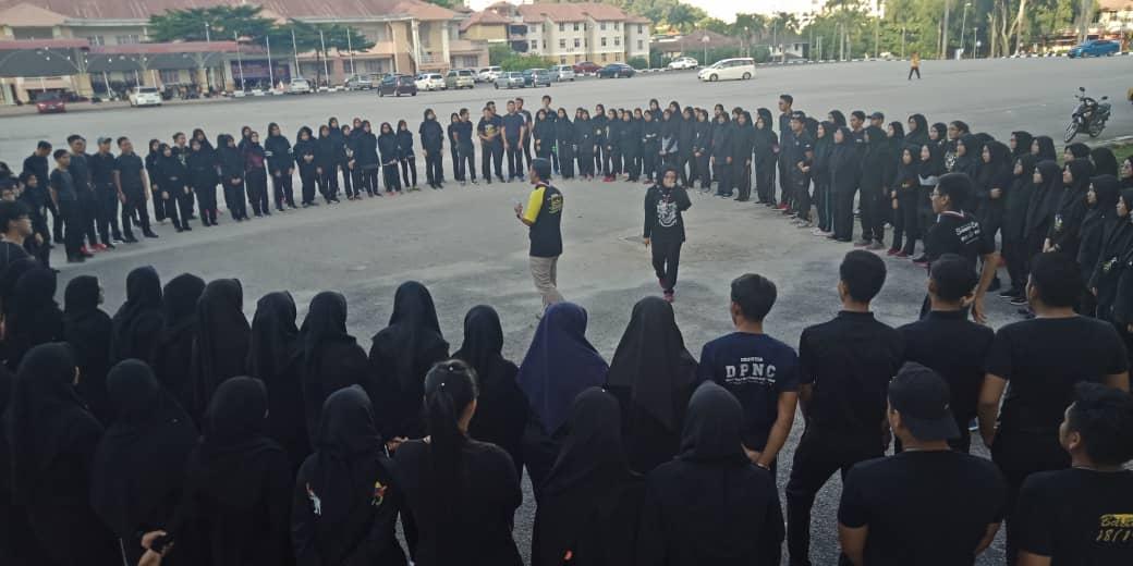 PERJUMPAAN MINGGUAN LEVEL 100 KLKM USM (Istiadat Menaik dan menurunkan bendera serta ladam kuda)