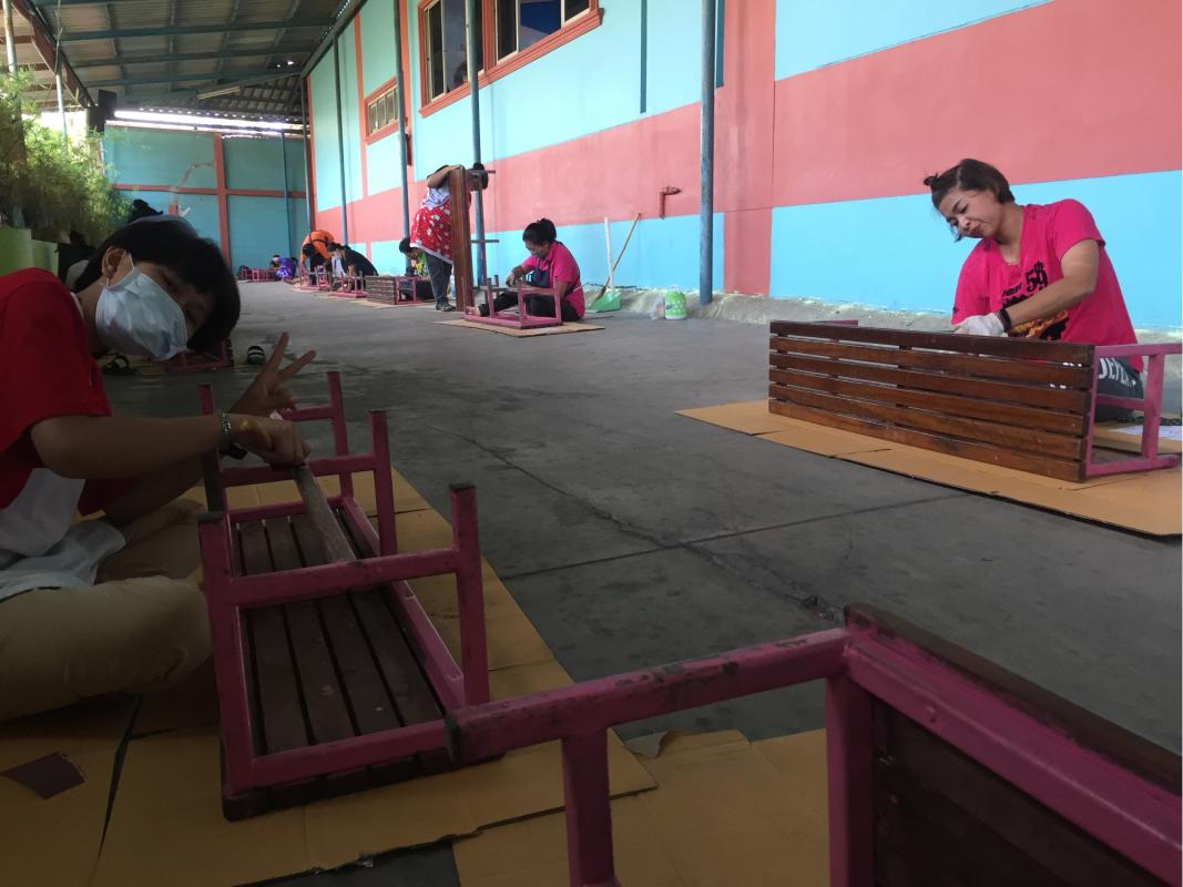 ทำกิจกรรมขัดโต้ะทาสีโต้ะใหม่ให้โรงเรียน