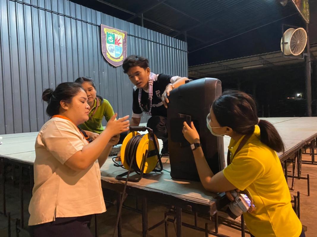 จิตอาสาเตรียมเครื่องเสียงให้กับนักเรียน-นักศึกษา