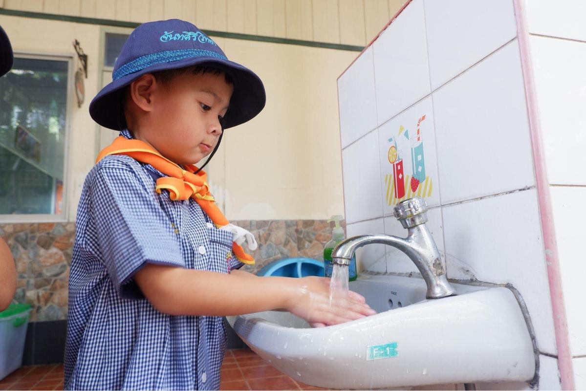 สอนเด็กนักเรียนล้างมือให้ถูกวิธี