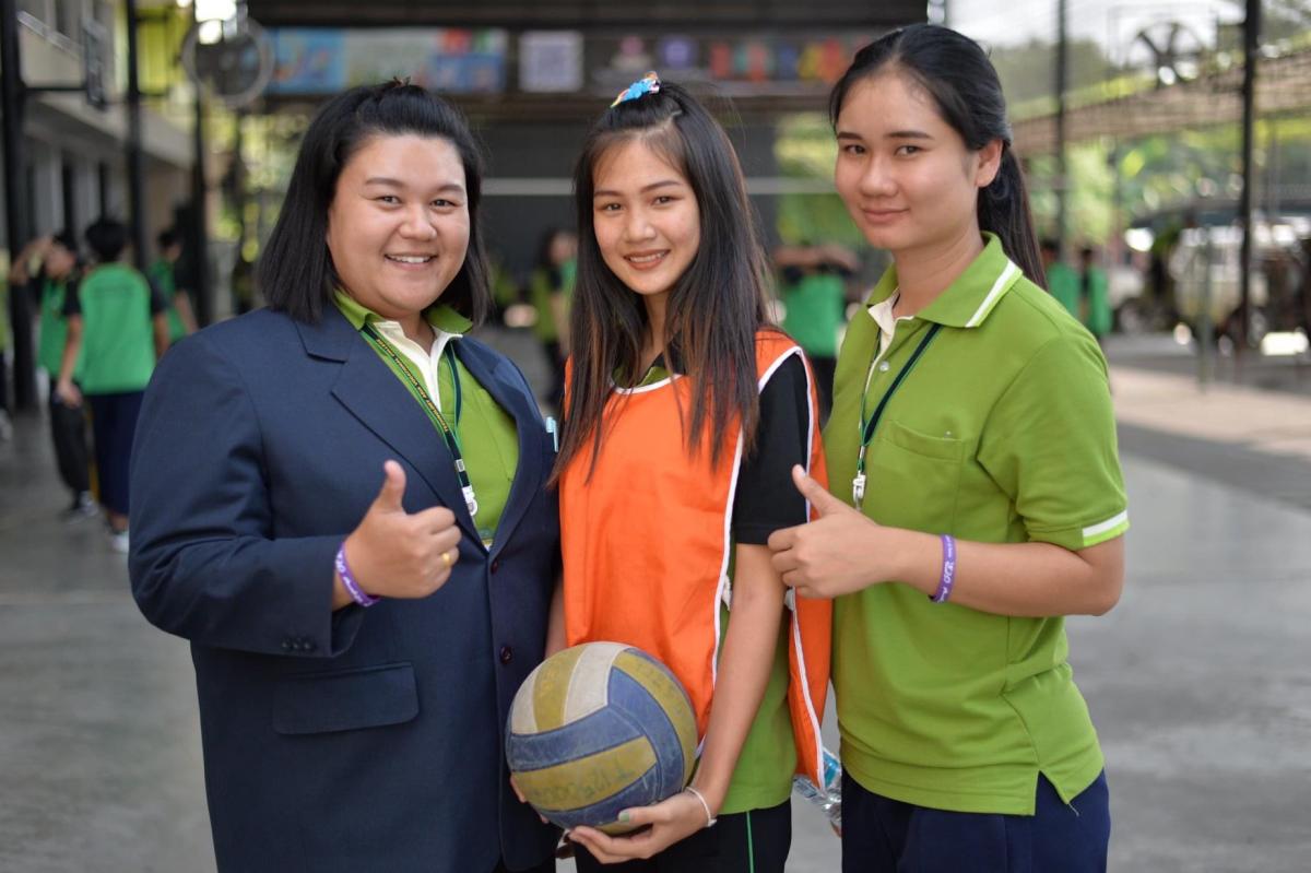 ฝึกซ้อมและควบคุมการแข่งขันวอลเลย์บอลนักเรียน