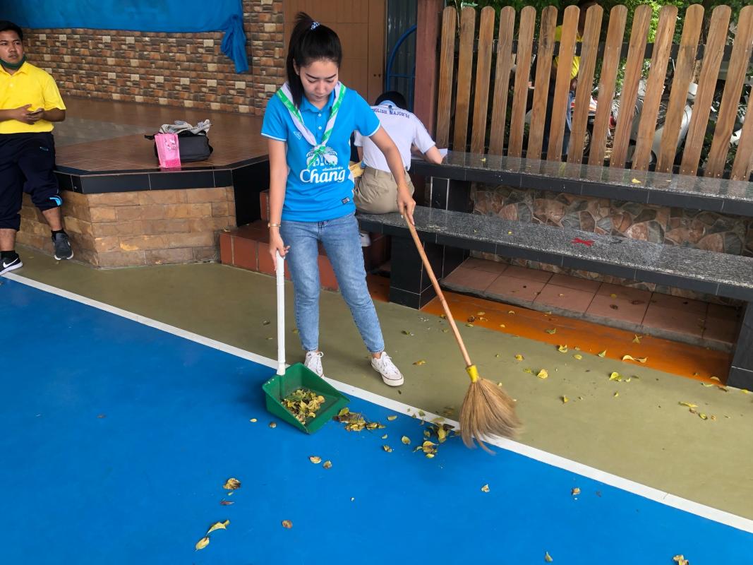 อาสาทำความสะอาดพื้นที่