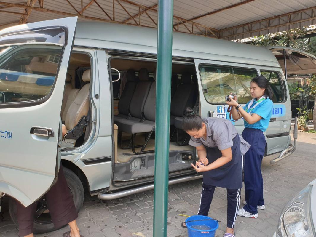 จิตอาสาถ่ายภาพทำความสะอาดรถโรงเรียน