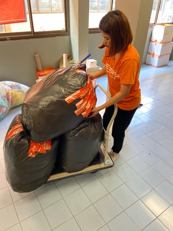 ช่วยเพื่อนเอาขยะไปทิ้ง