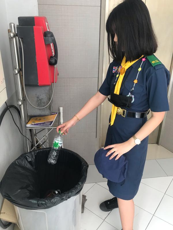 ทิ้งขยะลงถังขยะ