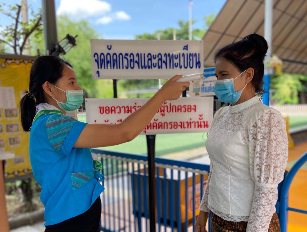 จิตอาสาประจำจุดคัดกรอกผู้เข้ามาติดต่อในเขตพื้นที่ รร.