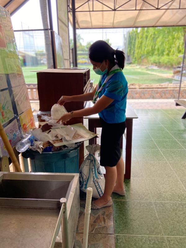 จิตอาสา เก็บขยะตามที่สาธารณะนำมาทิ้งให้ถูกที่