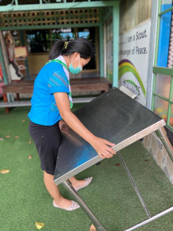 บำเพ็ญประโยชน์ช่วยยกโต๊ะ เพื่อจัดกิจกรรมที่ รร.