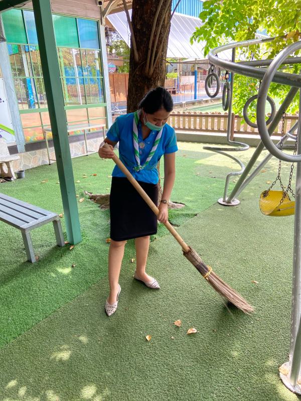 จิตอาสากวาดเศษใบไม้บริเวณสนามเด็กเล่น
