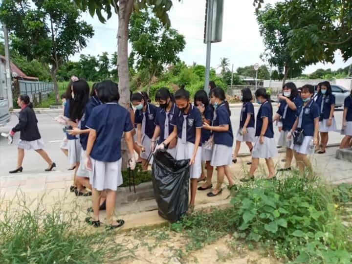 จิตอาสาเก็บขยะริมถนน