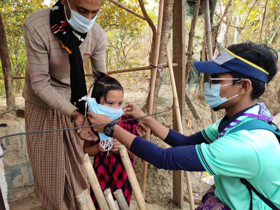 পর্যটকদের মাঝে মাস্ক বিতরন কর্মসূচি 