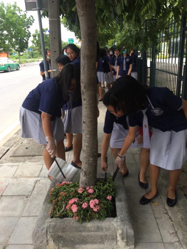 จิตอาสาเก็บขยะริมถนน