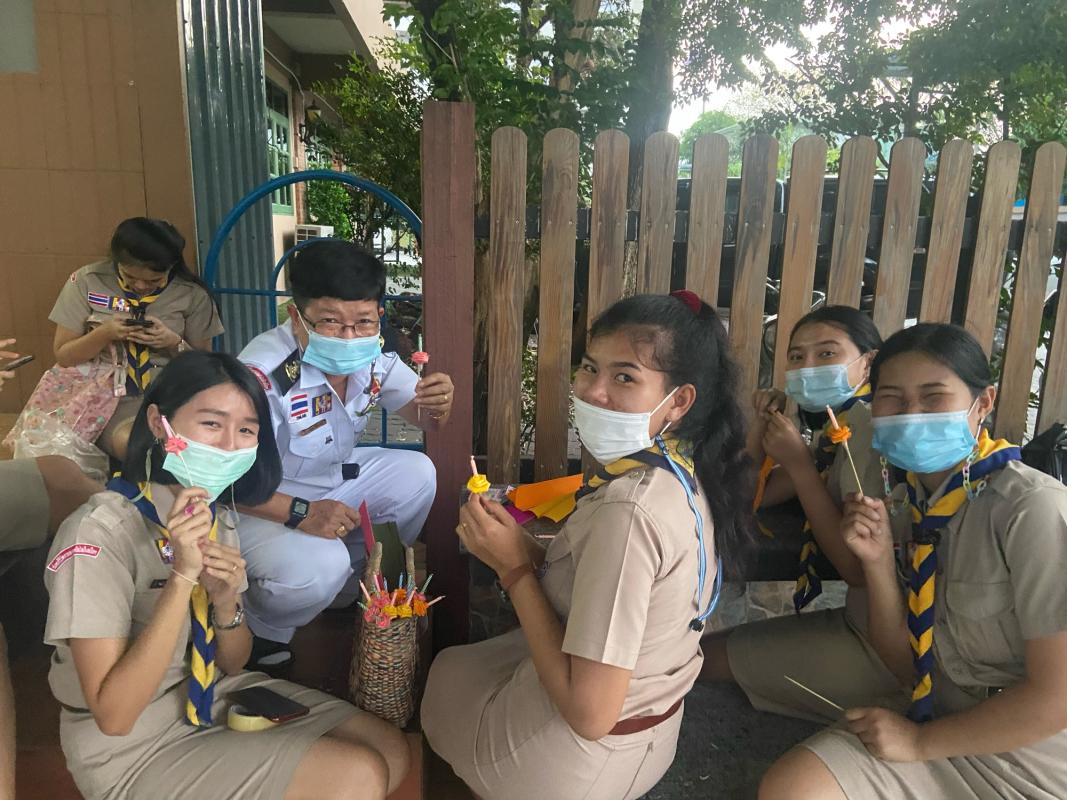 จิตอาสาประดิษฐ์ดอกไม้ตกแต่งกระทงให้นักเรียน