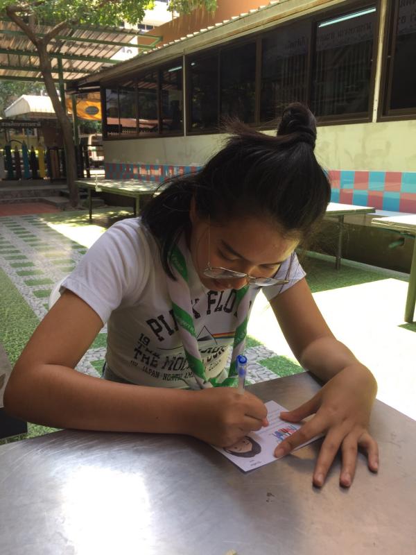 ทำการ์ดให้กำลังใจบุคลากรทางการแพทย์ 