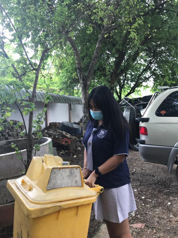 จิตอาสาเก็บขยะในโรงเรียน