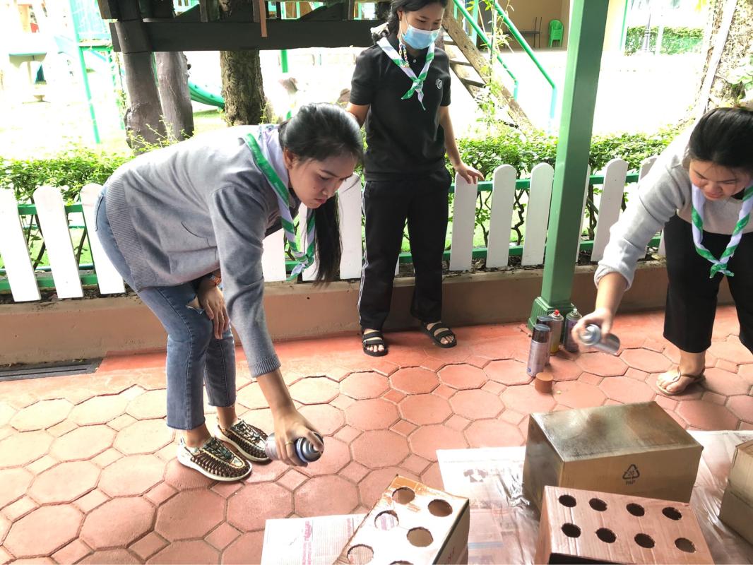 จิตอาสาพ่นสีทำสื่อวันน้อมรำลึก