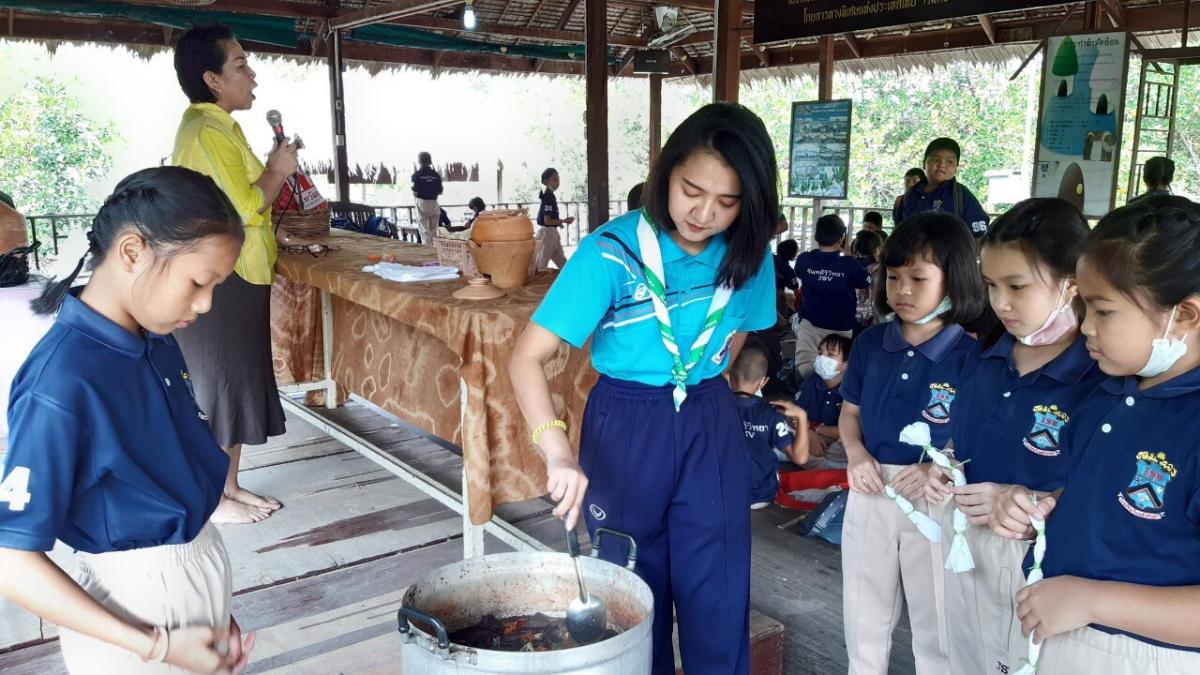 สอนนักเรียนทำผ้ามัดย้อมจากวัสดุธรรมชาติ