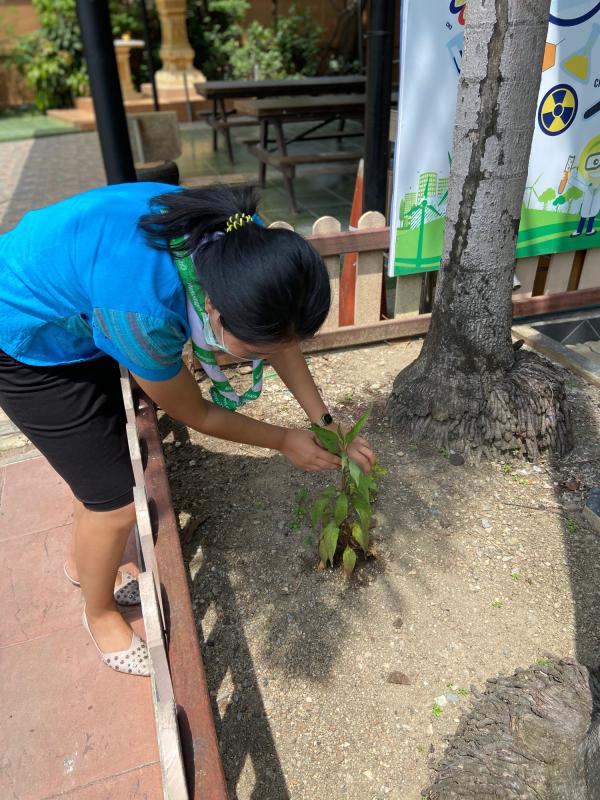 จิตอาสา รดน้ำต้นไม้บริเวณสวนธรรมชาติ