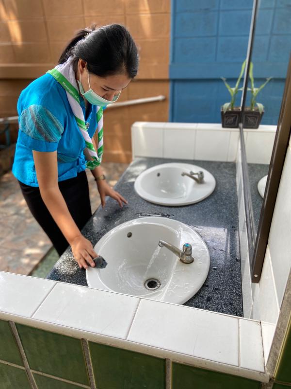 จิตอาสา ทำความสะอาดอ่างล้างหน้าบริเวณ นร.
