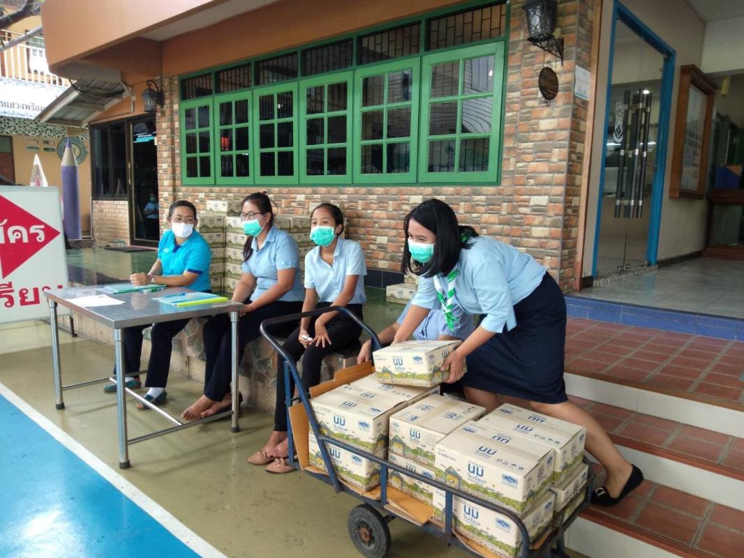 ส่งมอบนมให้เด็กนักเรียน