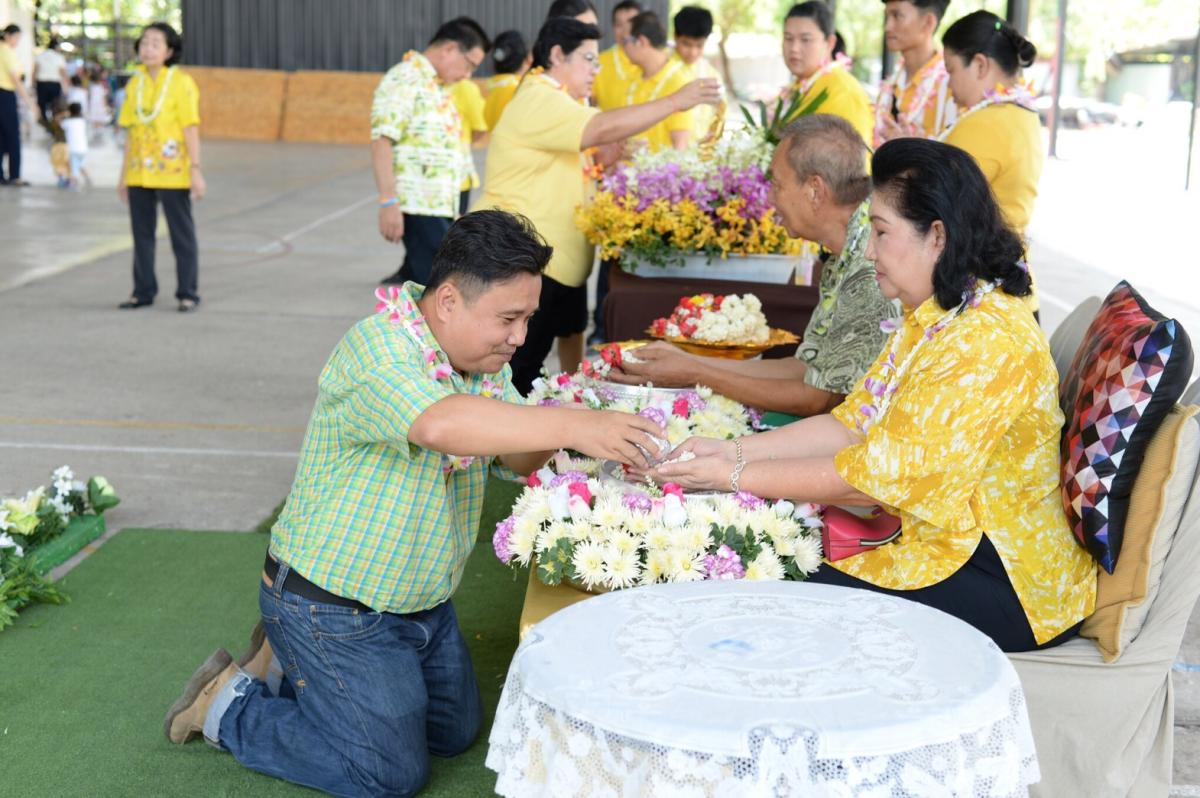 รดน้ำดำหัวผู้ใหญ่ เนื่องในวันสงกรานต์