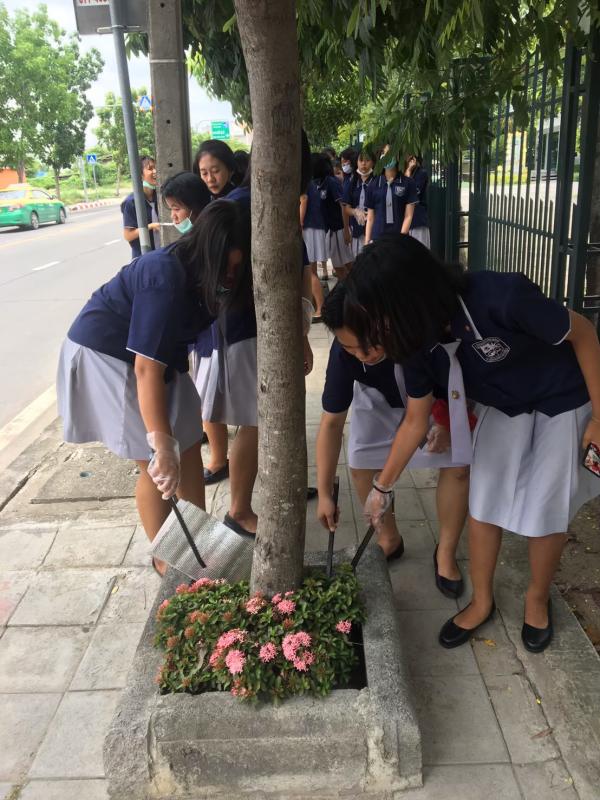 จิตอาสาเก็บขยะริมถนน