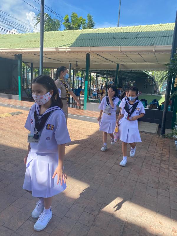 ดูแลนักเรียนข้ามถนนในรั้วโรงเร