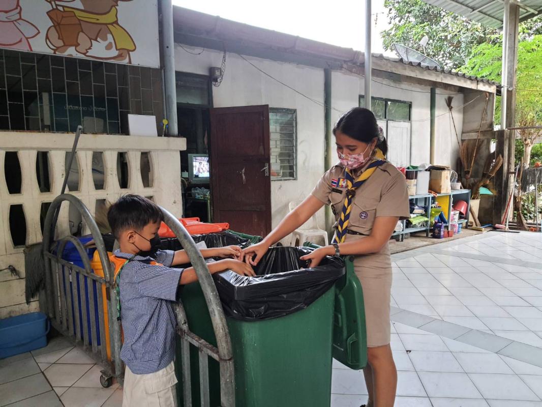 พาลูกเสือบีเวอร์บำเพ็ญประโยชน์ทิ้งขยะ
