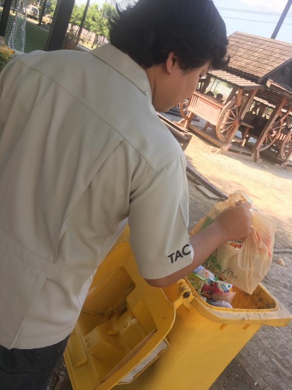 เก็บขยะที่บริเวณโต๊ะไม้นำมาทิ้งถังขยะ