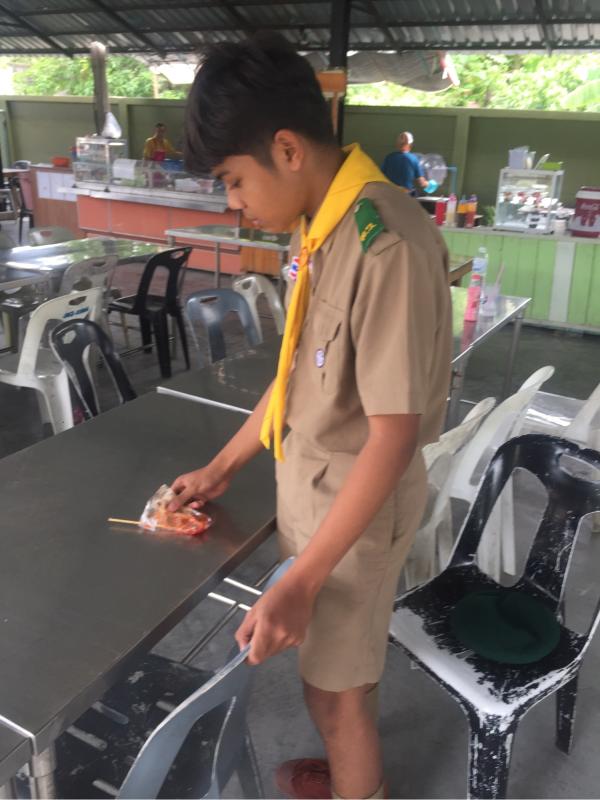 เก็บขยะบริเวณโรงอาหาร
