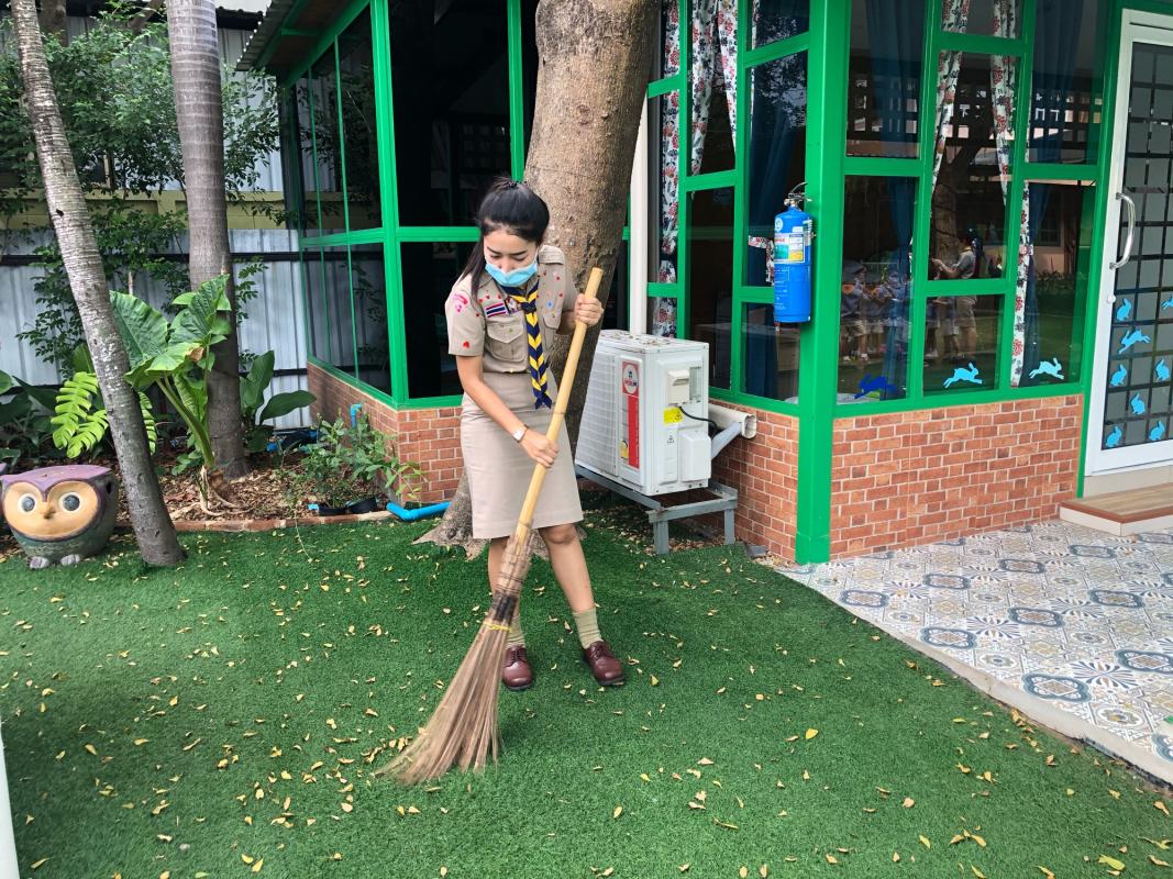 จิตอาสากวาดใบไม้ในสนามเด็กเล่น