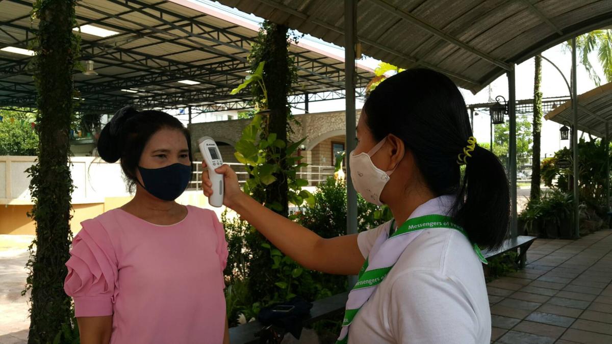 จิตอาสาตรวจวัดไข้ ให้ประชาชนทั่วไปก่อนเข้ามาติดต่อในโรงเรียน
