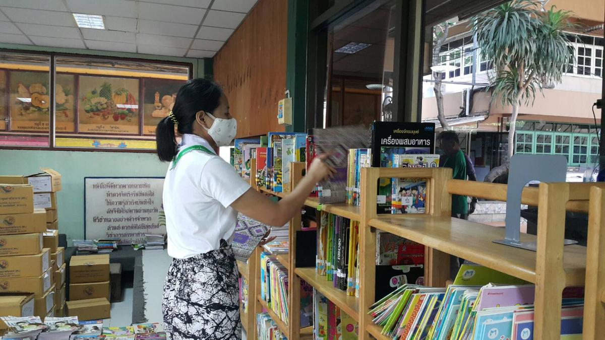 จิตอาสาจัดชั้นหนังสือในห้องสมุด