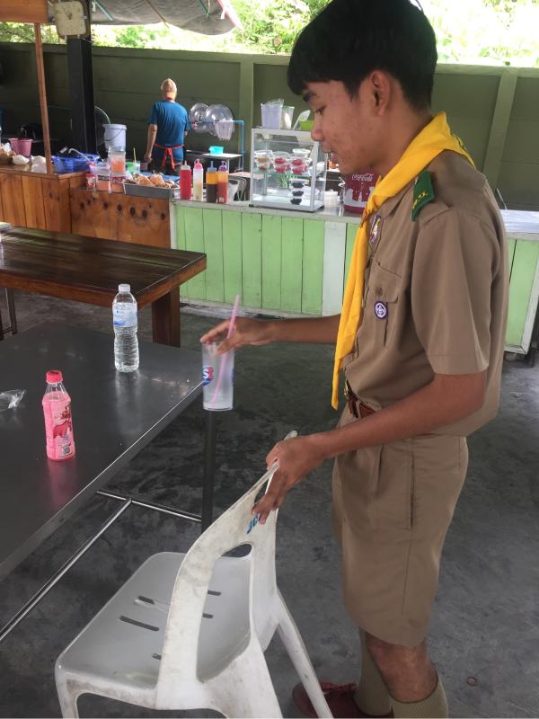 เก็บขยะบริเวณรอบโรงอาหาร ให้สะอาดไม่สกปรก