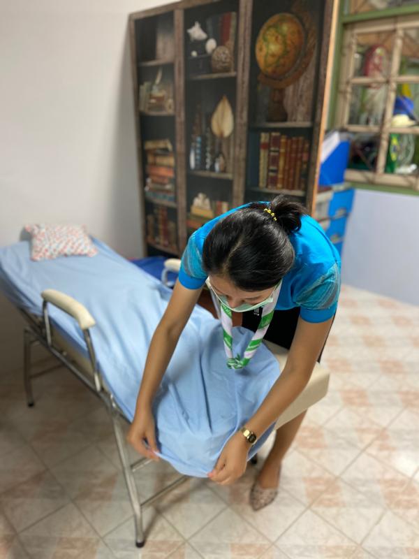 จิตอาสาจัดเตรียมเตียงผู้ป่วย ไว้สำหรับผู้ที่มีอาการเสี่ยง