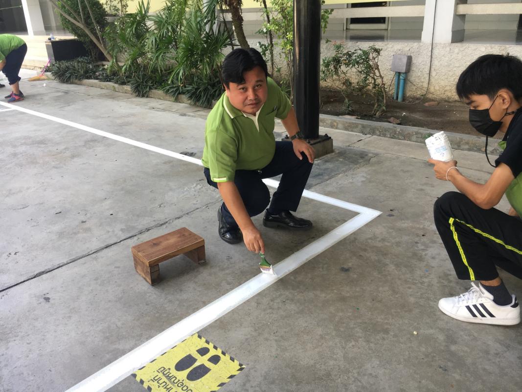 ร่มทำสนามทาสีสนามก่อนการแข่งขันกีฬาสี