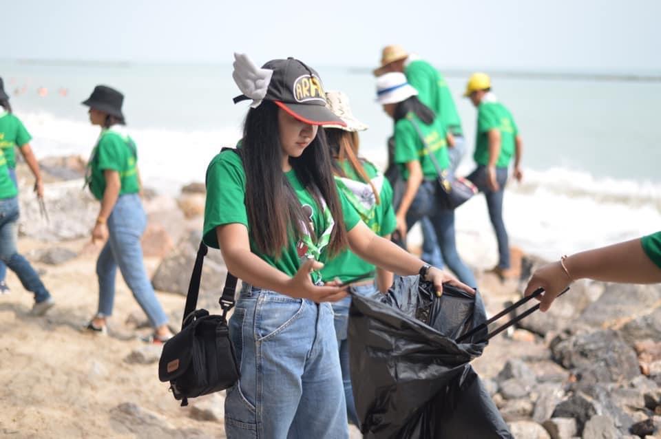 จิตอาสาช่วยเก็บขยะริมหาดเจ้าสำราญ