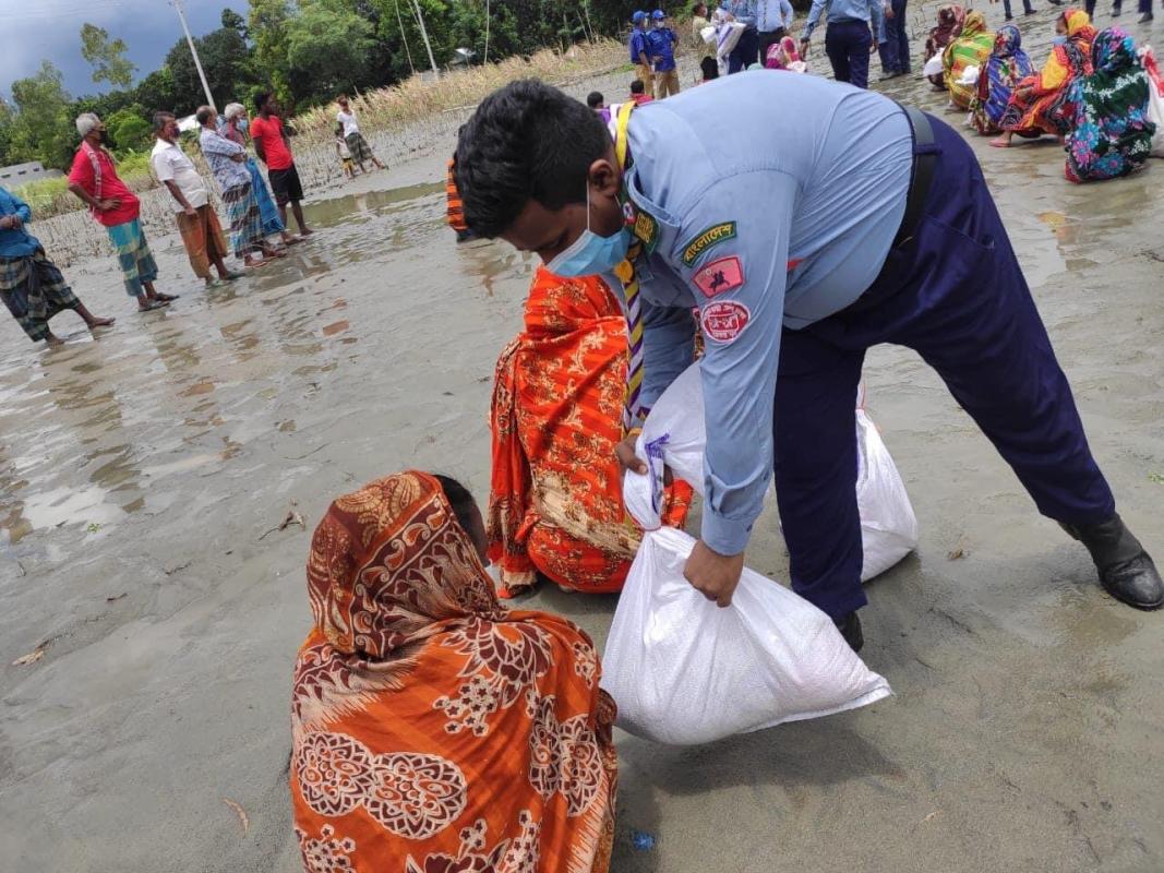 বন্যার্তদের ত্রাণ বিতরণ কার্যক্রমে ২০২০