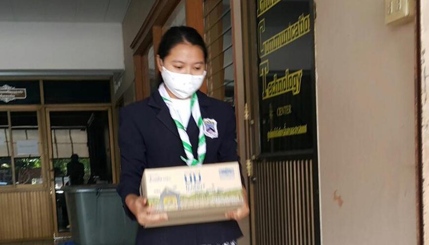 จิตอาสาช่วยยกนมโรงเรียนให้ผู้ปกครอง