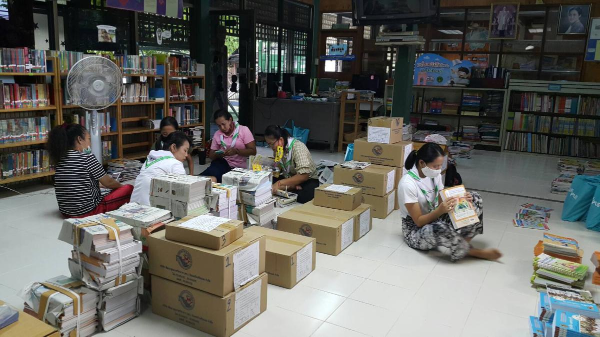 จิตอาสาช่วยคัดแยก และจัดหนังสือให้นักเรียน
