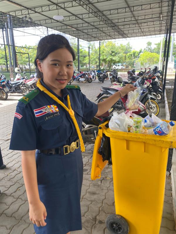 เก็บขยะทิ้ง