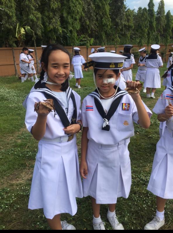 จิตอาสาเก็บขยะรอบโรงเรียน