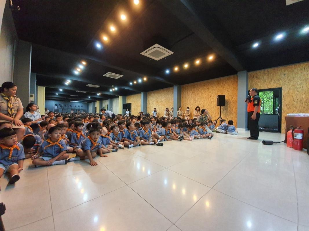 จิตอาสาถ่ายภาพการอบรมซ้อมหนีไฟของลูกเสือบีเวอร์