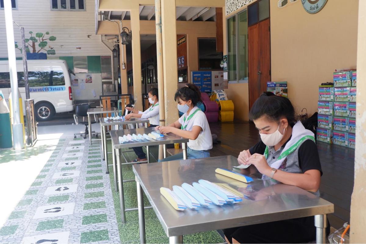 จิตอาสาทำหน้ากากให้กับทีมแพทย์